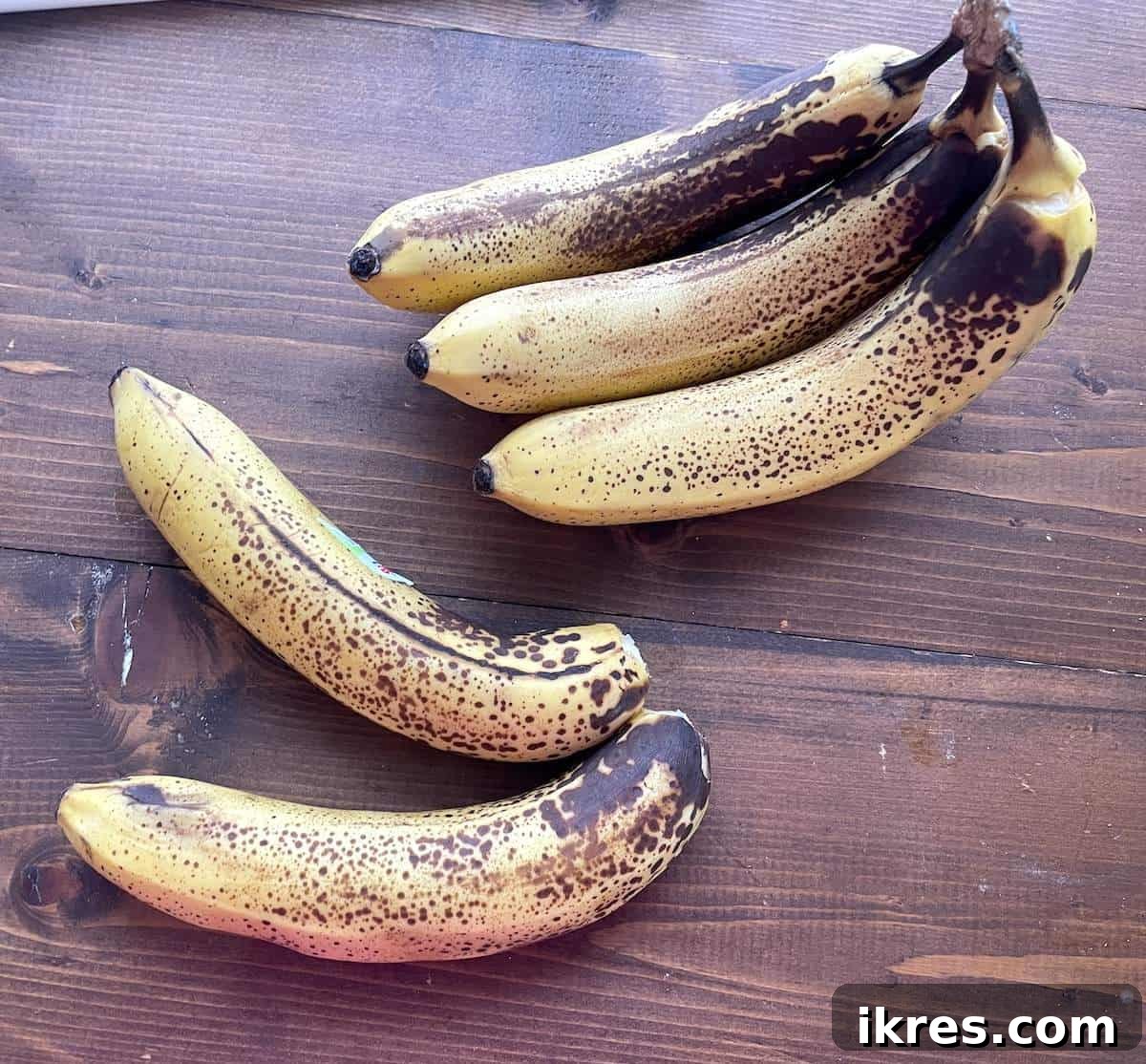 Freeze Bananas the Right Way for Smoothies 3 Five very ripe bananas that are perfect for freezing to make smoothies.