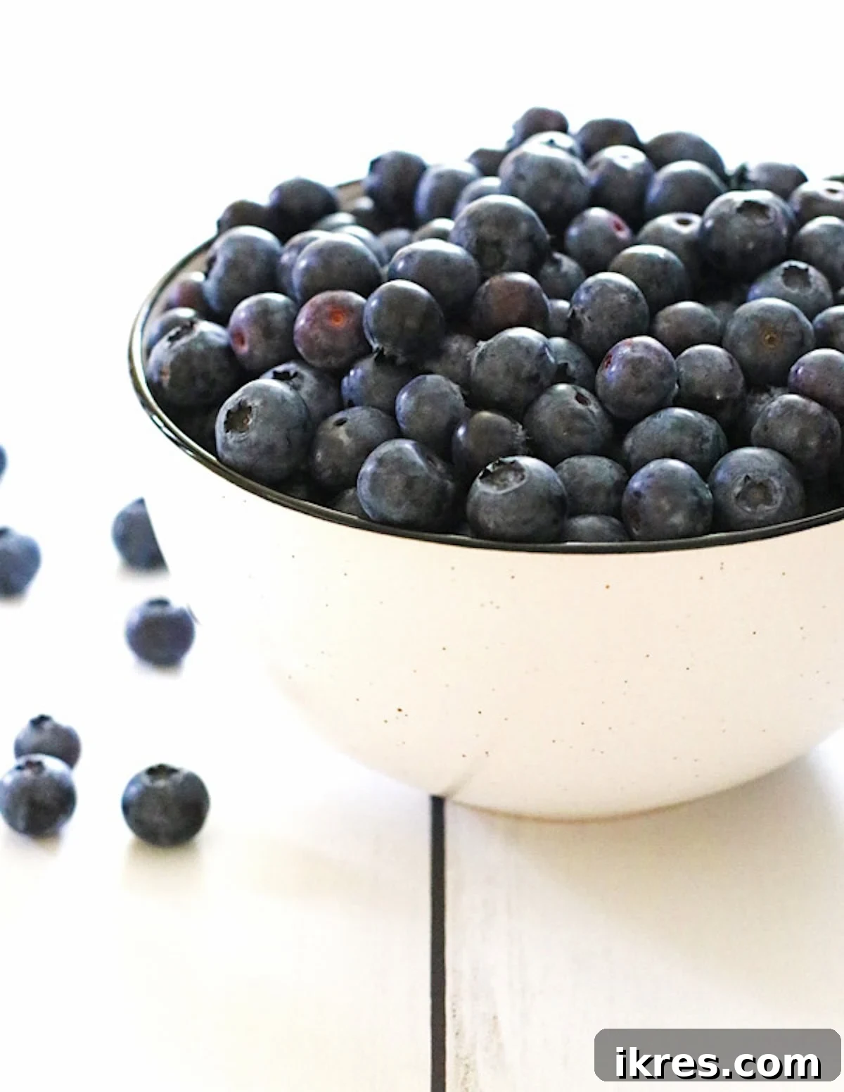 The Art of Freezing Blueberries for Smoothies and Baked Treats 3 A white bowl filled with blueberries