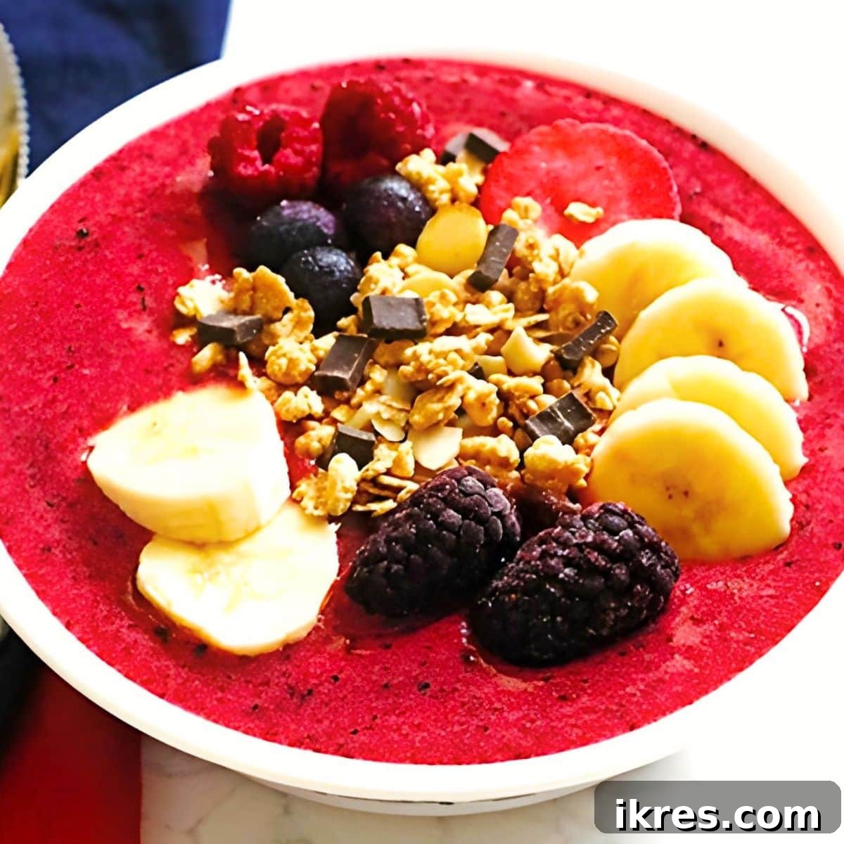 A vibrant Berry Banana Smoothie Bowl topped with fresh berries and granola.