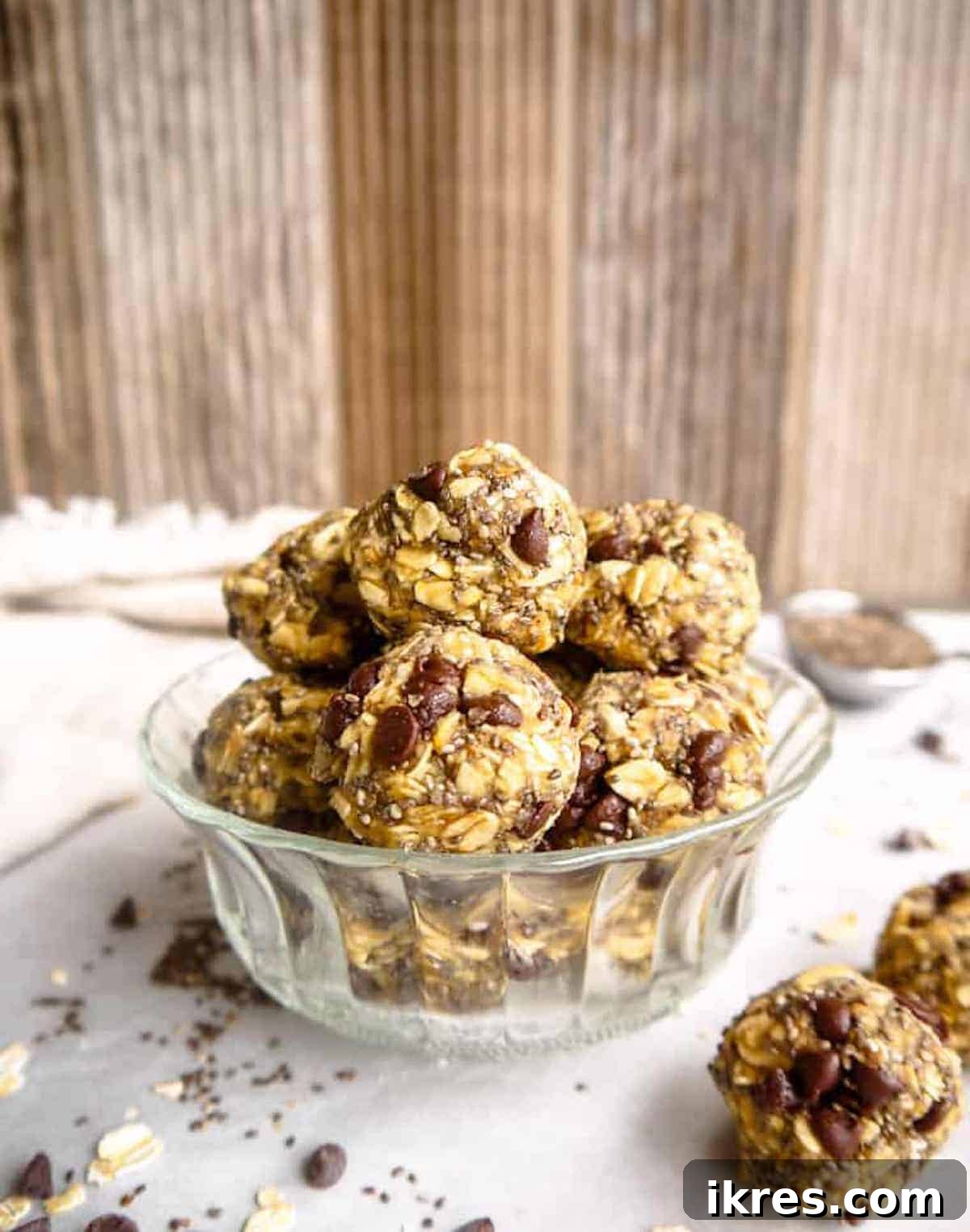 Chocolate Chip Chia Oatmeal Power Bites 8 Oatmeal chocolate chip balls in a bowl.