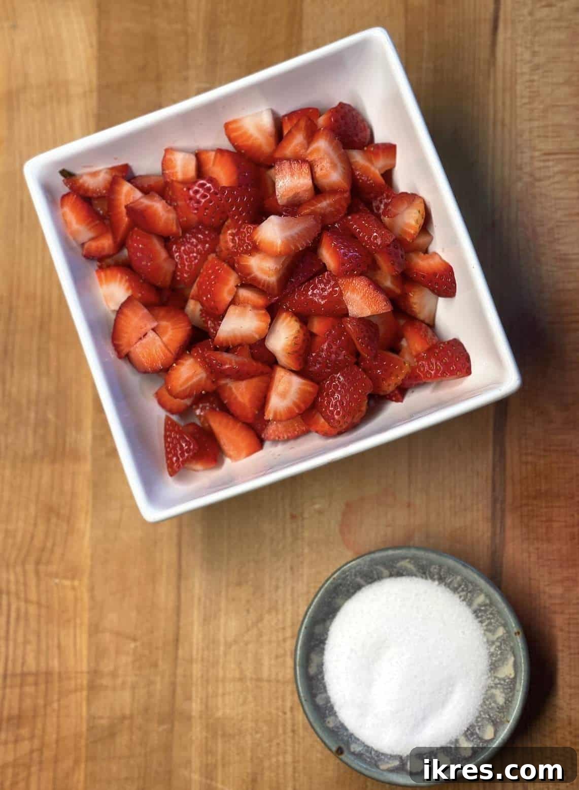 Strawberry Angel Delight 5 A bowl of strawberries and a bowl of sugar before being mixed together.