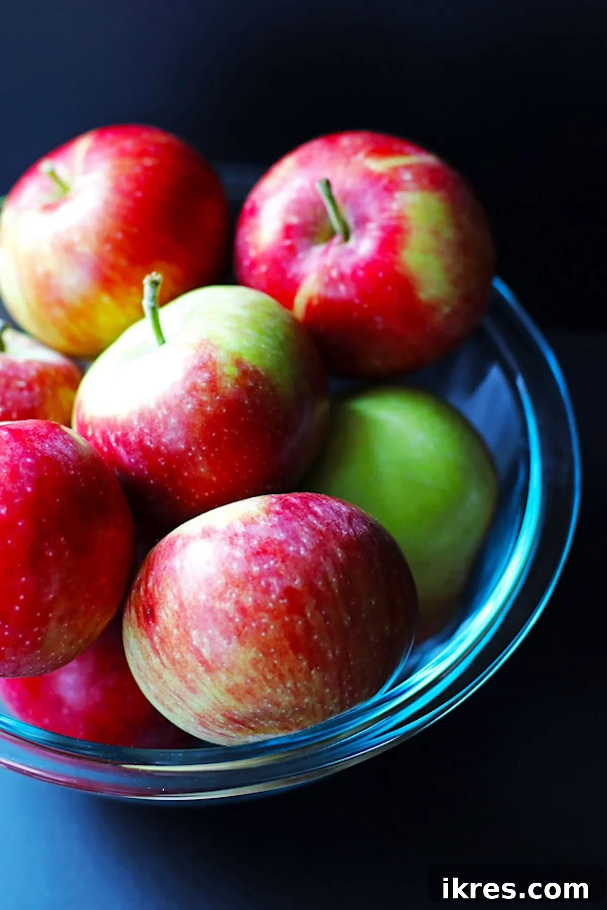 Sweet & Crunchy Oven Apple Treats 3 A bowl of fresh apples, ready to be sliced for making apple chips.
