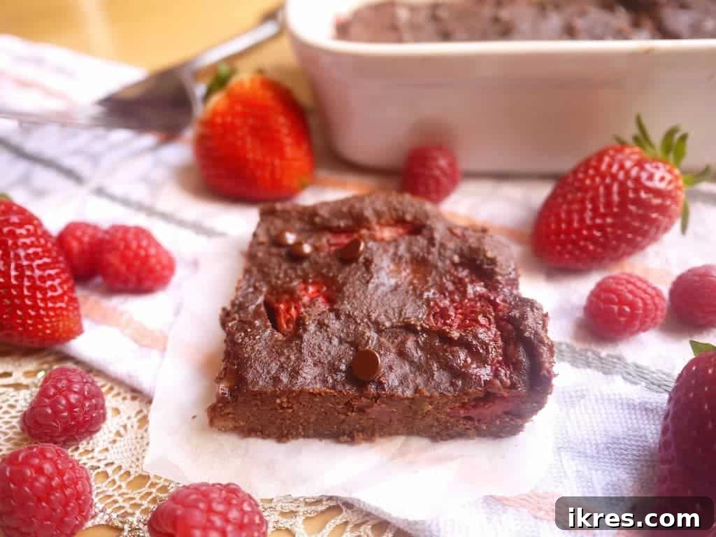 Berry Chocolate Mousse Brownies (paleo, GF)- low calorie, sweetener-free, Paleo brownies | Perchance to Cook, www.perchancetocook.com