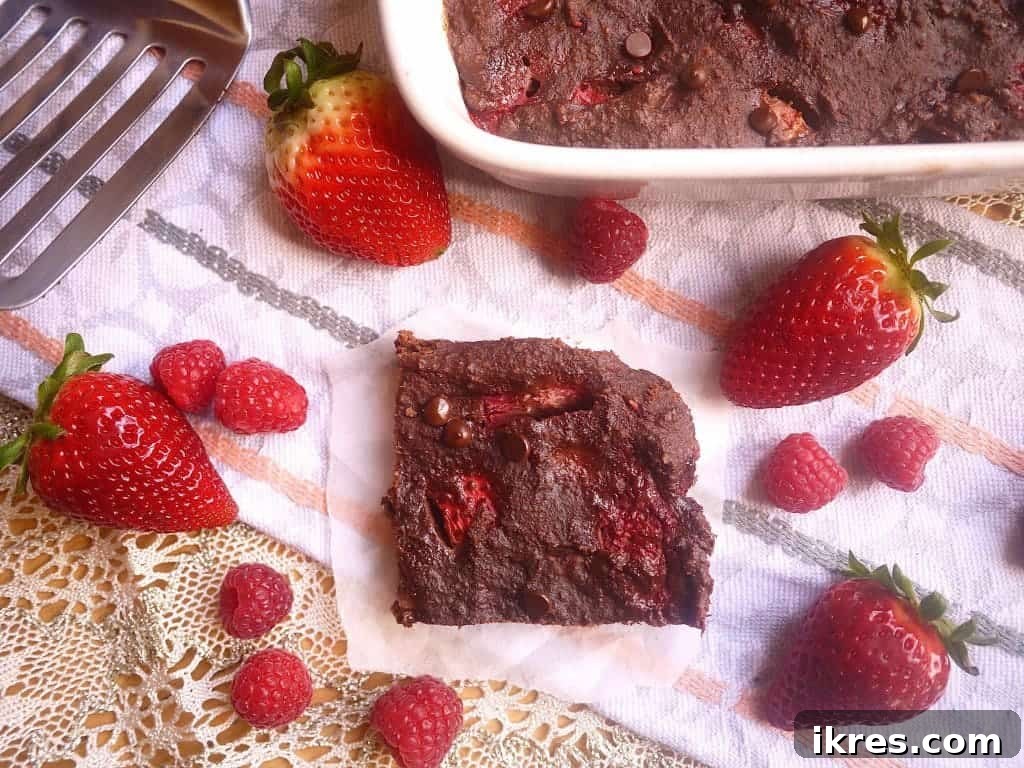 Berry Chocolate Mousse Brownies (paleo, GF)- low calorie, sweetener-free, Paleo brownies | Perchance to Cook, www.perchancetocook.com